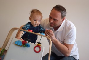 Ergotherapeut Florian Prinz behandelt Kind.