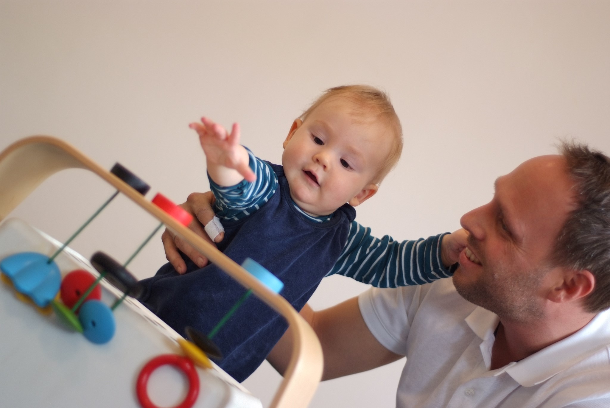 Ergotherapie mit Kindern - Kind spielt mit Spielzeug