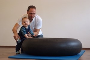Ergotherapeut Florian Prinz behandelt Kind.
